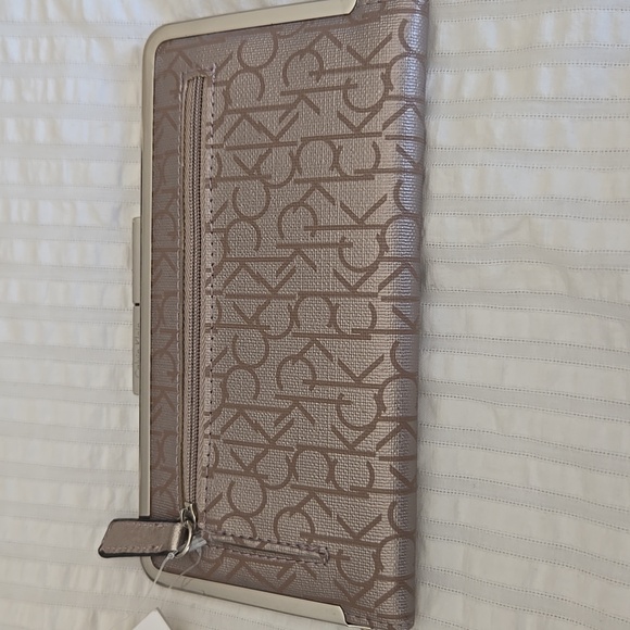 NWT Calvin Klein Large Monogram Wallet With Kiss Lock Closure - Picture 2 of 9